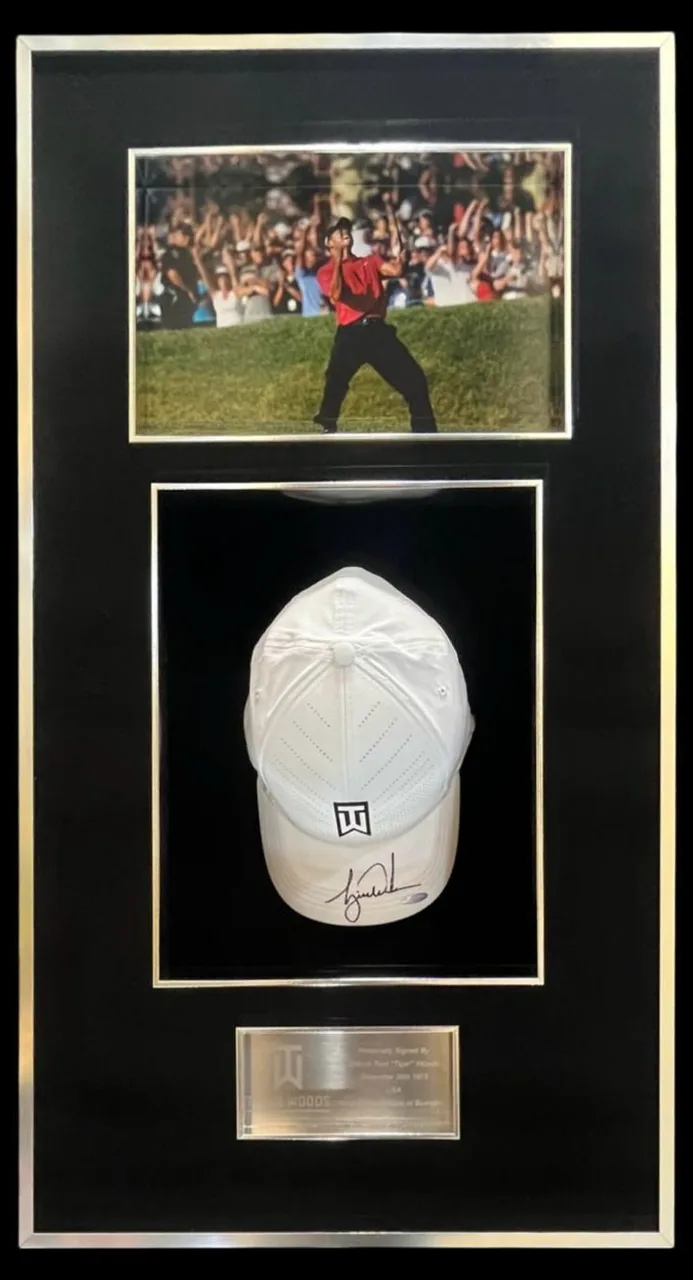 Tiger Woods — signed cap — ของสะสมพร้อมลายเซ็นของแท้ในกรอบ
