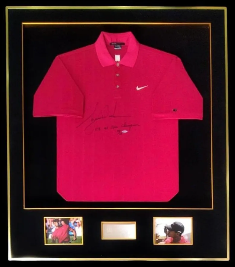 Tiger Woods — signed red Nike polo shirt, inscribed '08 US Open Champion — memorabilia bertanda tangan asli dalam bingkai