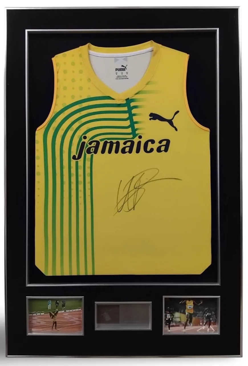 Usain Bolt — signed Jamaica vest — ของสะสมพร้อมลายเซ็นของแท้ในกรอบ