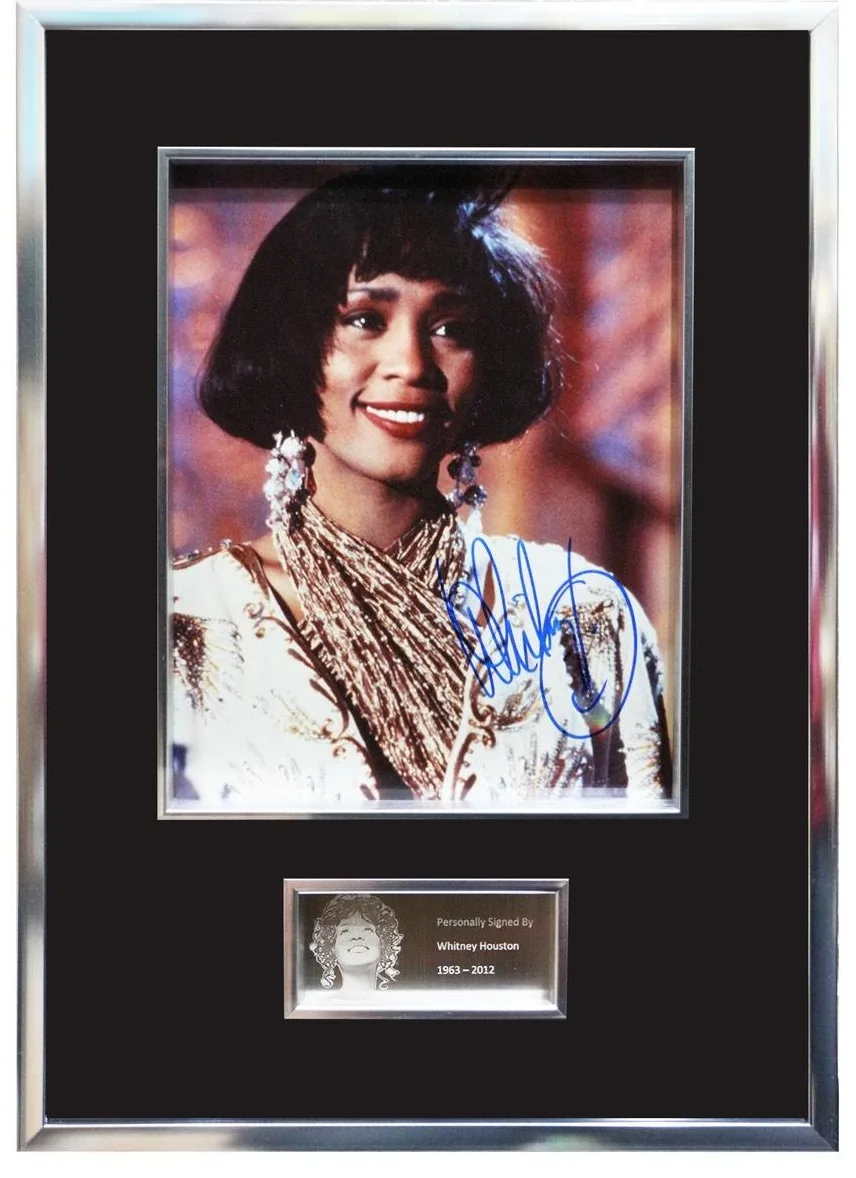 Whitney Houston — signed photograph — ของสะสมพร้อมลายเซ็นของแท้ในกรอบ
