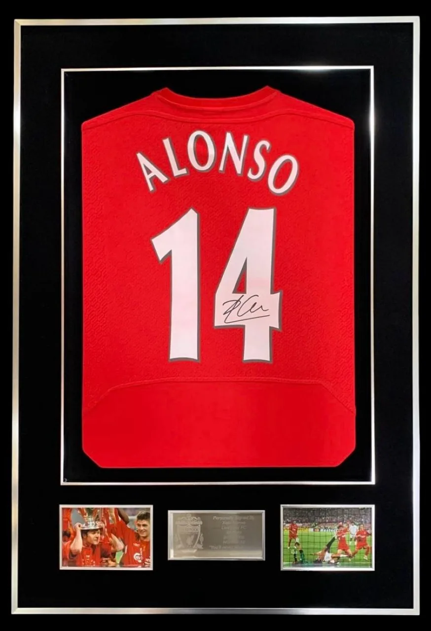 Xabi Alonso — signed Liverpool shirt (black mount, gold frame) — ของสะสมพร้อมลายเซ็นของแท้ในกรอบ